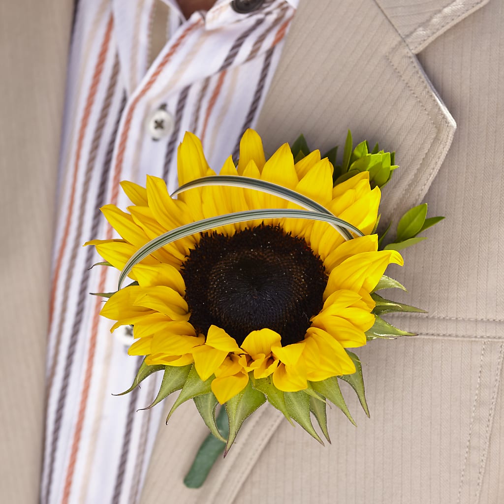 Free Spirit Boutonniere – Hummelstown Flowers, Hummelstown PA