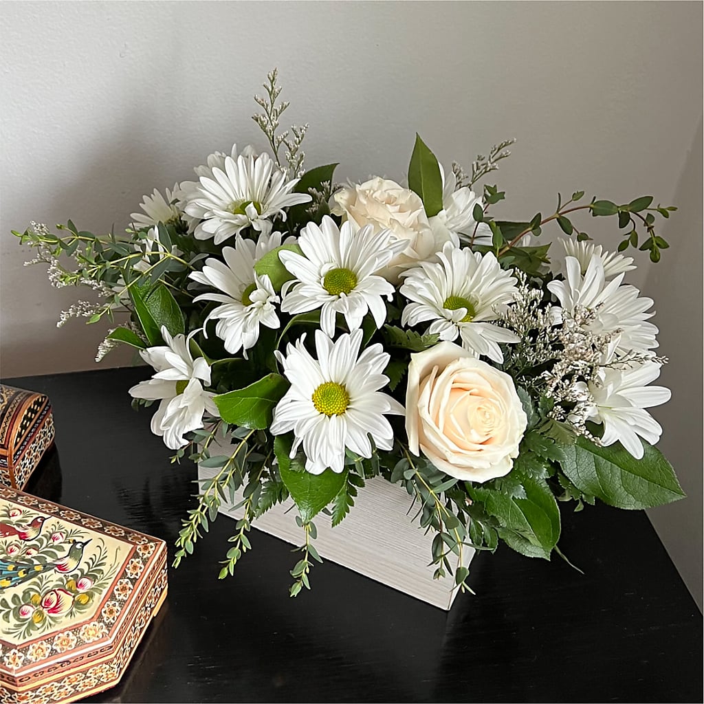 Fresh Linen Box Bouquet –  Hummelstown Flowers, Hummelstown PA